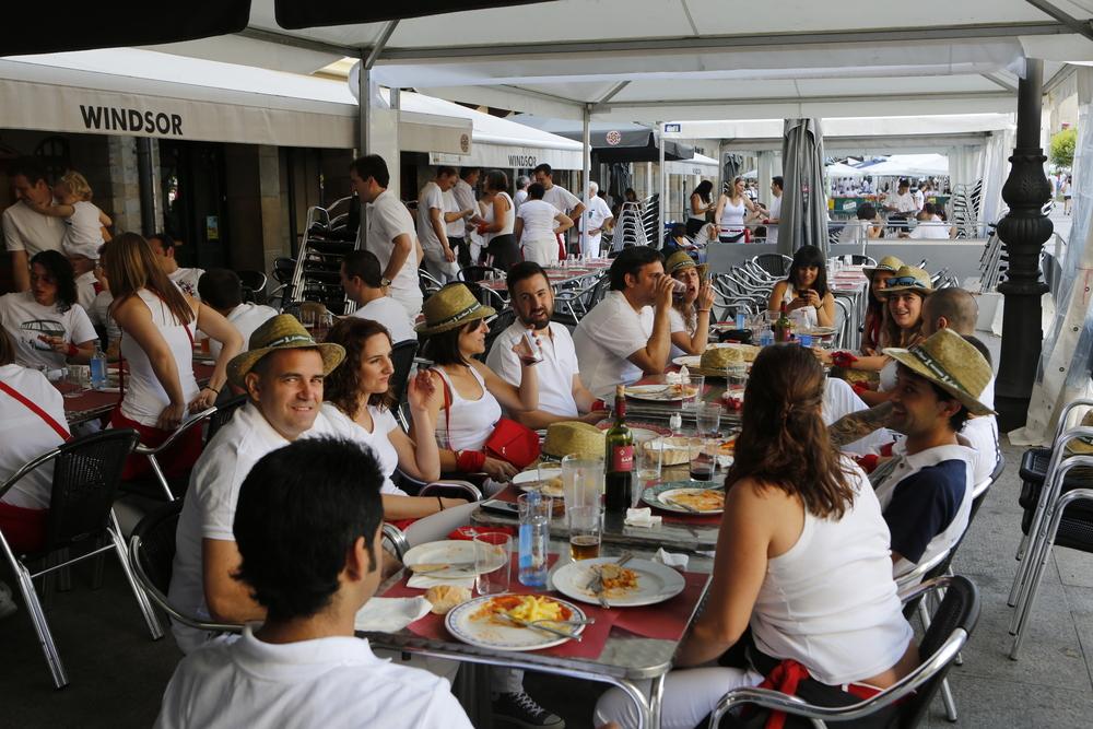 Primer almuerzo de San Fermín. Las cuadrillas se juntan el 6 de julio antes del chupinazo